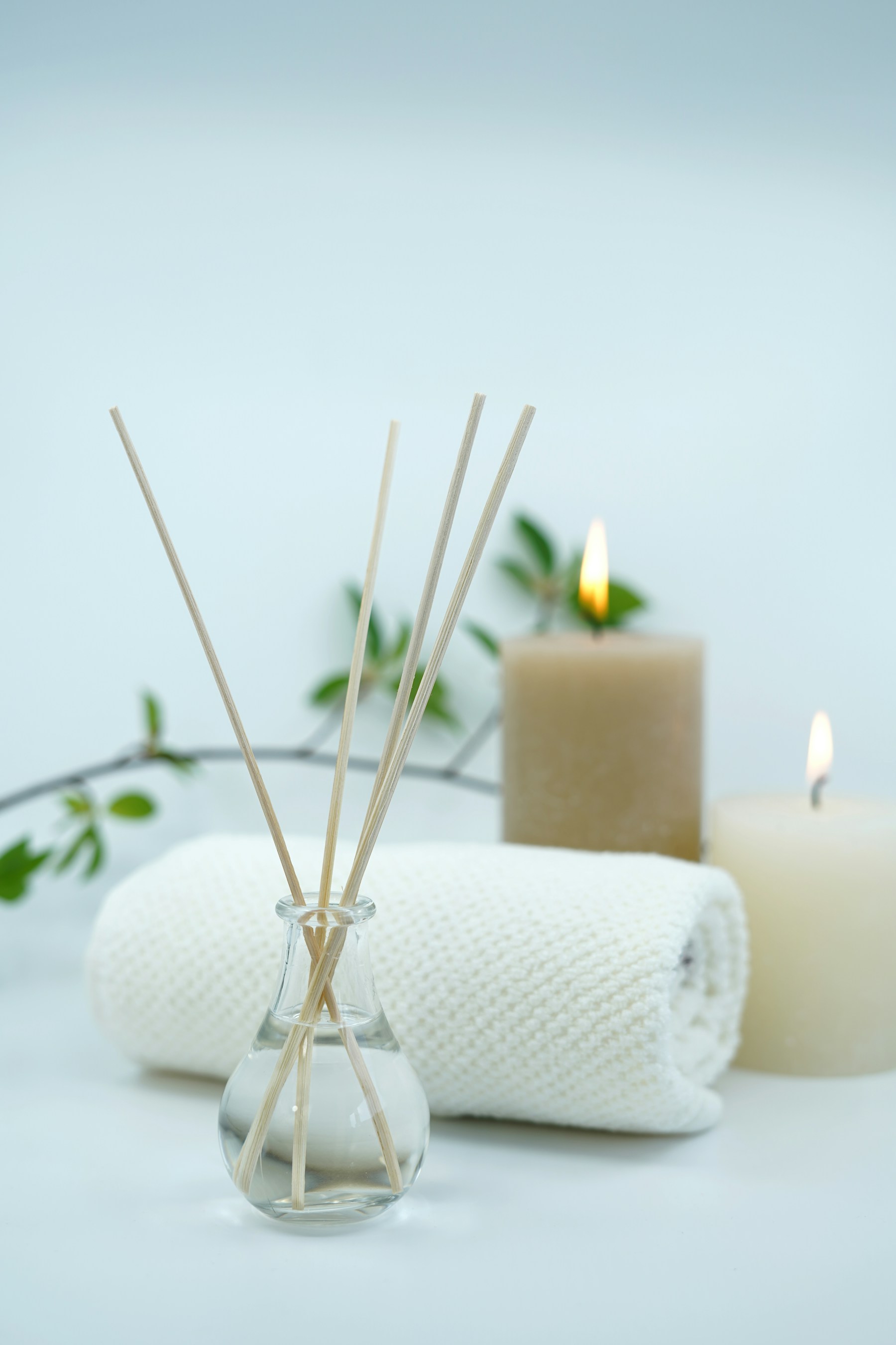 Serviette, diffuseur et bougies pour un rituel de détente