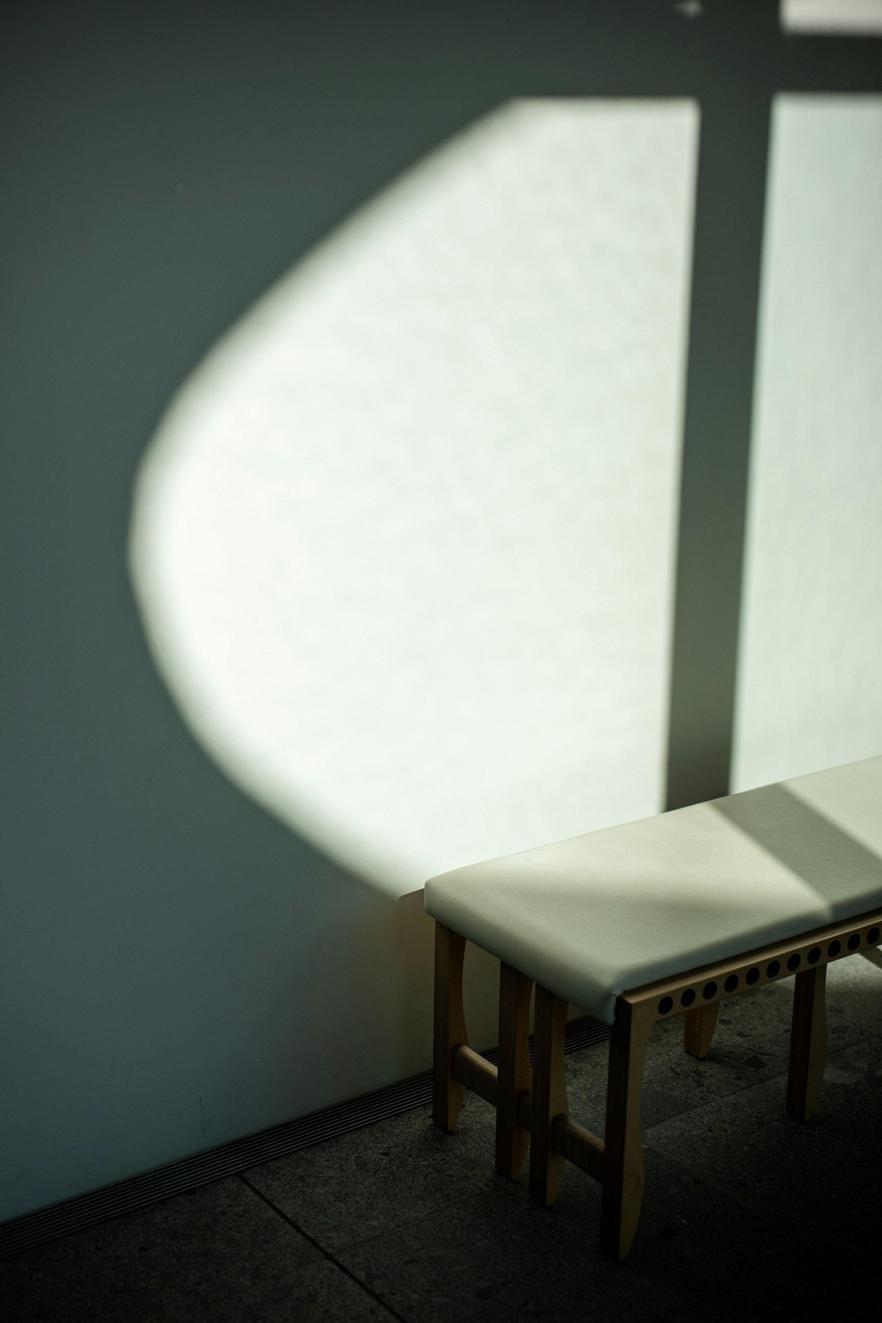 Table de massage dans une pièce baignée de lumière